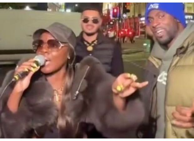 Street performer unrecognizable as 2000s singer with popular garage track.