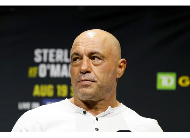 Joe Rogan supports Donald Trump the day before the election.