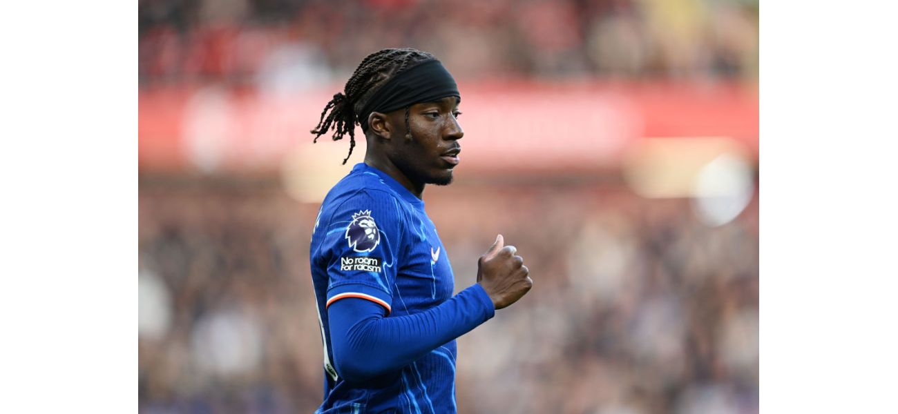 Soccer player Noni Madueke responds to a Chelsea fan who accuses him of being a fraud and being outplayed by Manchester United's Noussair Mazraoui.