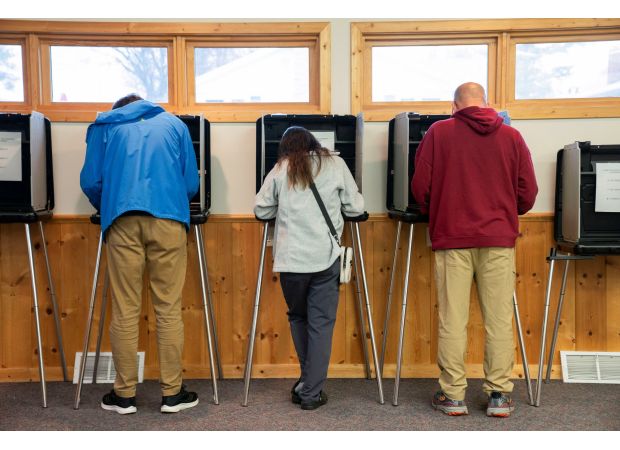 A real-time map displays state-by-state results for the US presidential race.