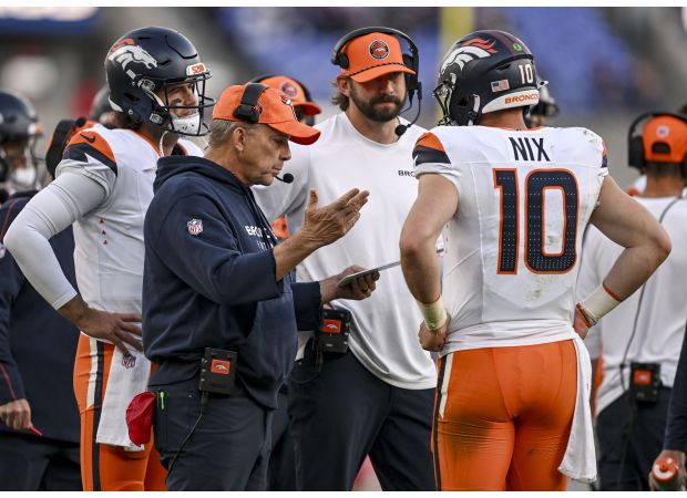 Broncos maintain current roster, emphasizing long-term rebuilding efforts at trade deadline.