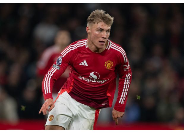 Hojlund says he has had discussions with Amorim and praises him as a versatile midfielder.