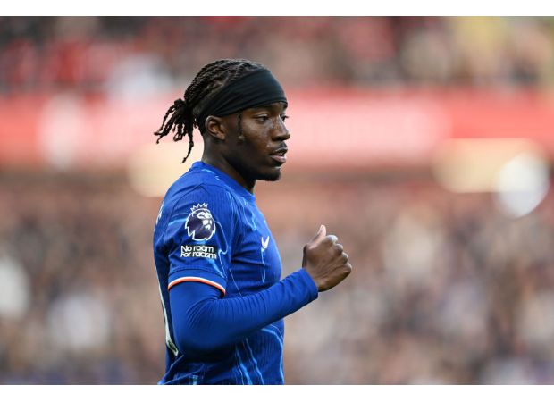 Soccer player Noni Madueke responds to a Chelsea fan who accuses him of being a fraud and being outplayed by Manchester United's Noussair Mazraoui.