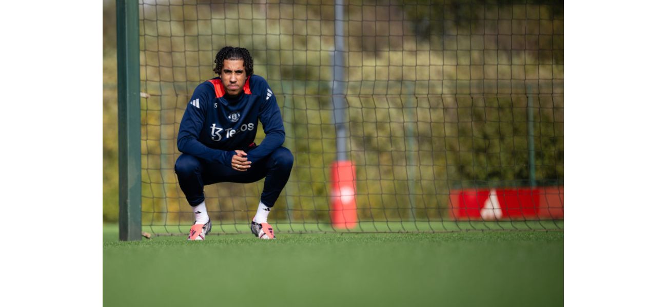 Manchester United's Ruud van Nistelrooy shares update on Leny Yoro's injury status following training session photo.