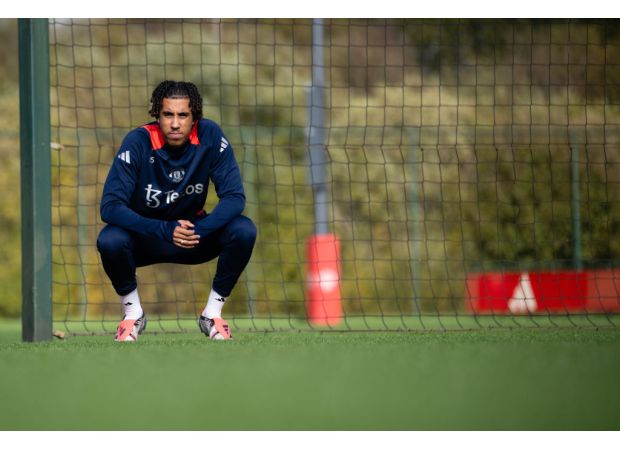 Manchester United's Ruud van Nistelrooy shares update on Leny Yoro's injury status following training session photo.
