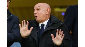 Ex-Tottenham leader criticizes chairman Levy for upsetting players with choices.