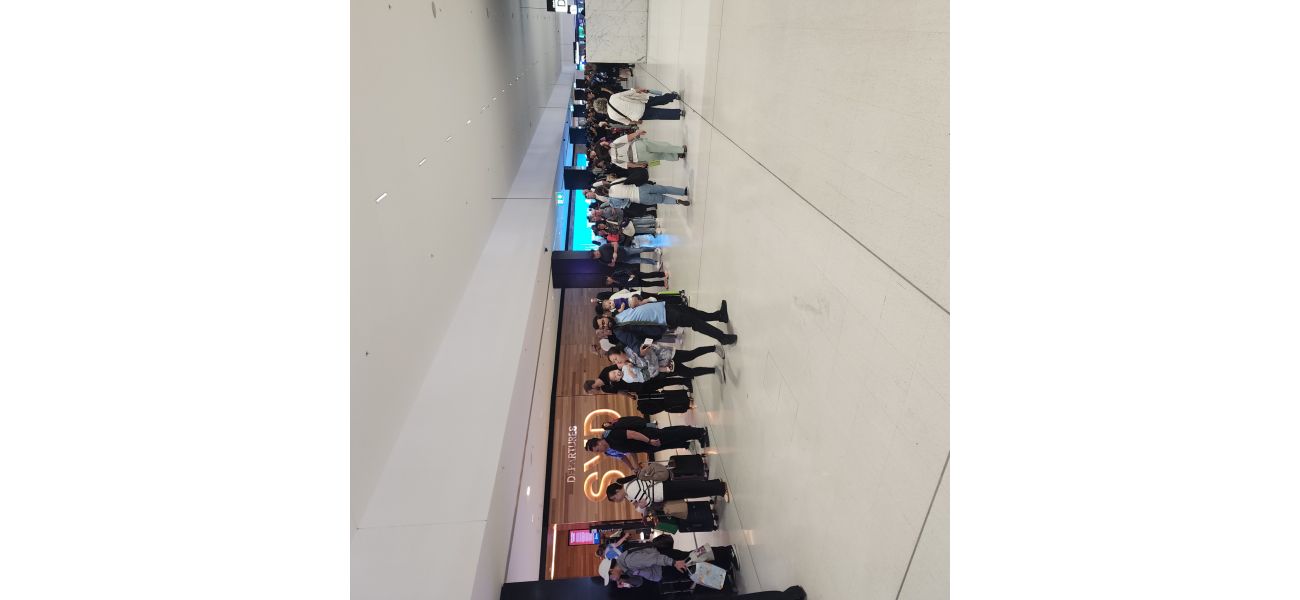 Travelers in Australia experiencing long waits at airports due to system problems.