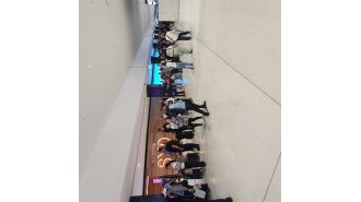 Travelers in Australia experiencing long waits at airports due to system problems.