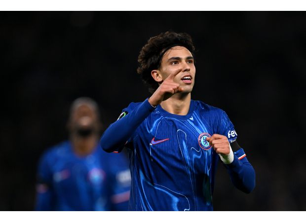 According to Joe Cole, a Chelsea player has caused a problem for Enzo Maresca by rejecting Manchester United.