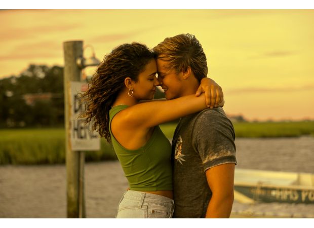 Some fans think that a hug on a popular Netflix show was done by a stunt double, sparking rumors of a feud.