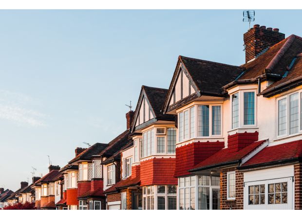 5 popular London postcodes with high demand, selling faster than the city center.