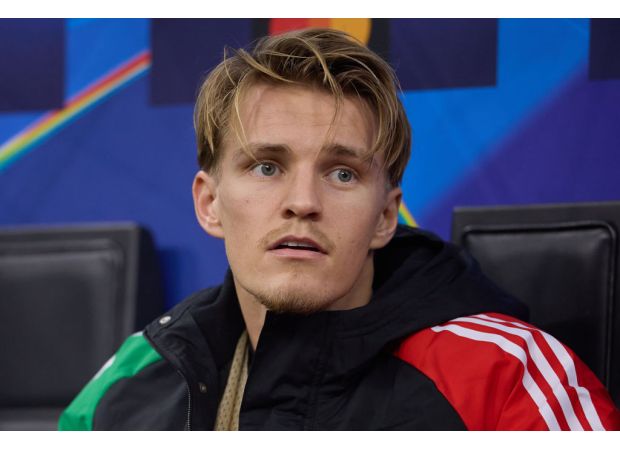 Parlour says Arsenal player is similar to Bergkamp, just before game against Chelsea.