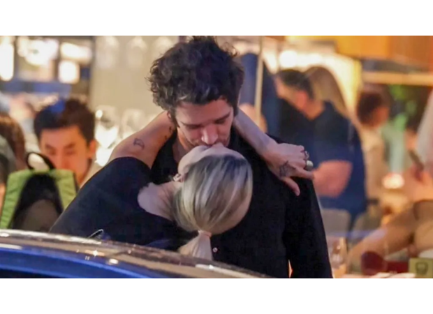 Matty Healy and his fiancée show off their love with a passionate kiss in public in Sydney.