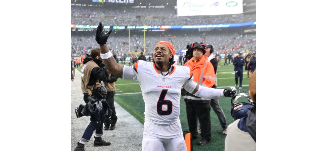 Broncos' P.J. Locke will tough it out with a cast for weeks after fracturing and dislocating his thumb. #determination