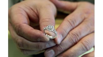 Court rules that a $100,000 ring must be returned due to a cancelled wedding in the US.