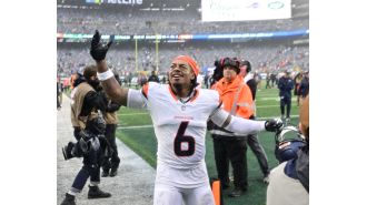 Broncos' P.J. Locke will tough it out with a cast for weeks after fracturing and dislocating his thumb. #determination