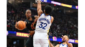 Cavaliers defeat Warriors, ending their winning streak.