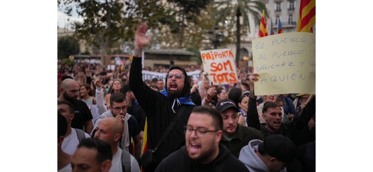 Thousands of Spaniards call for Valencia leader's resignation over mishandling of flood crisis.