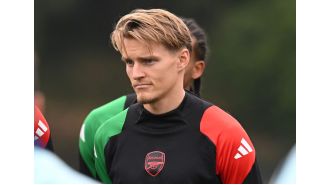 Chelsea and Arsenal have announced their starting lineups, with predictions for the match and updates on player injuries.