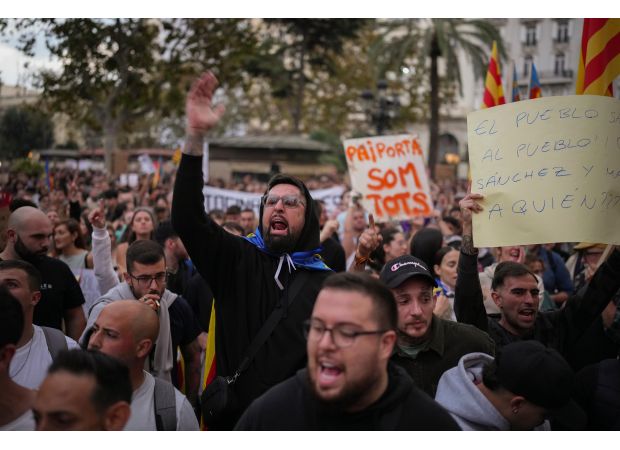 Thousands of Spaniards call for Valencia leader's resignation over mishandling of flood crisis.