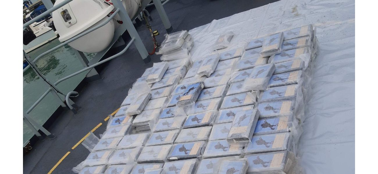 Four men apprehended for having 400kg of cocaine on a fishing vessel.