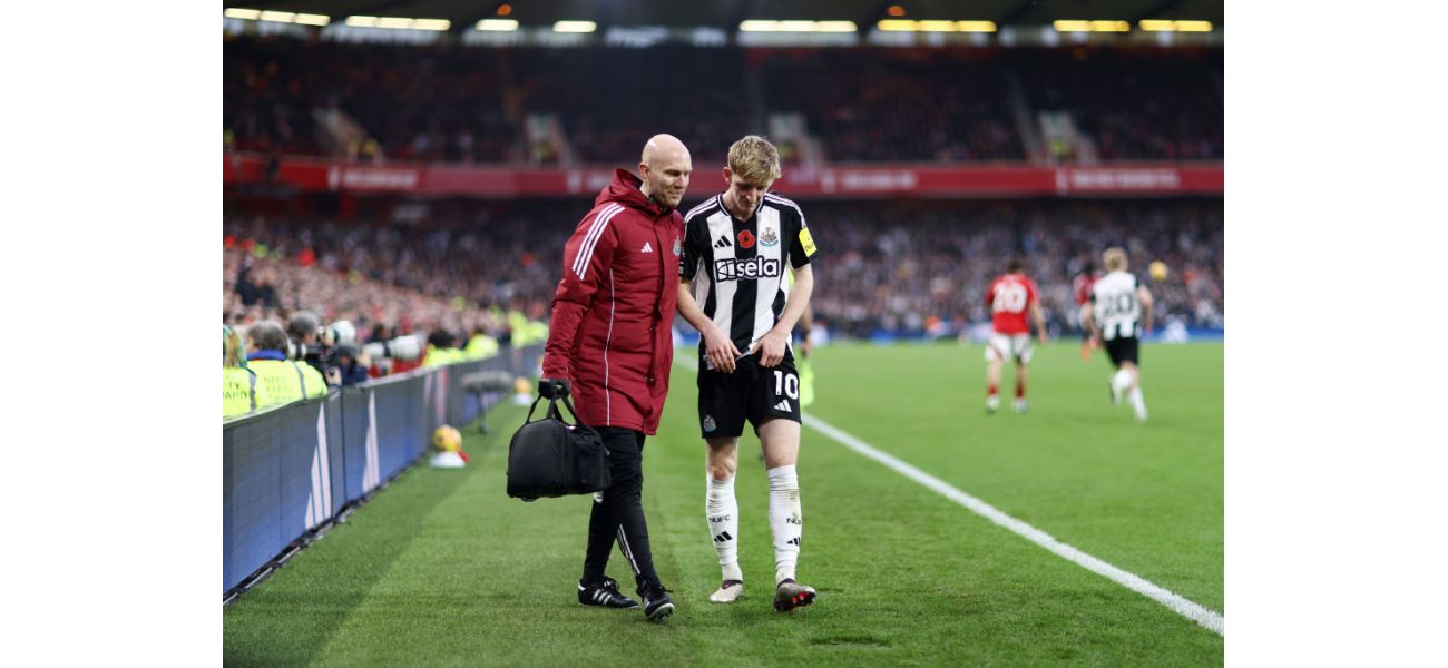 Injury update on Anthony Gordon after he is forced to leave the match against Nottingham Forest due to a limp, both for Newcastle and England.