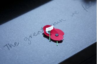 Where should a poppy be worn and which direction should it face?