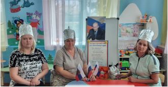 Russian educators were deceived into wearing foil hats to shield themselves from supposed NATO satellites.