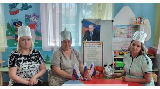 Russian educators were deceived into wearing foil hats to shield themselves from supposed NATO satellites.
