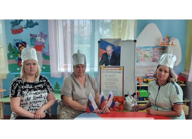 Russian educators were deceived into wearing foil hats to shield themselves from supposed NATO satellites.
