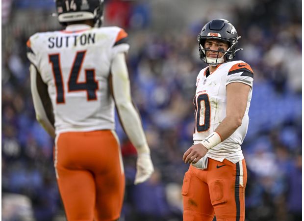 Get real-time updates and highlights from the exciting NFL Week 10 match between the Broncos and Chiefs.