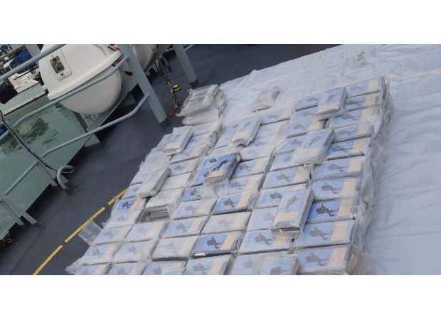 Four men apprehended for having 400kg of cocaine on a fishing vessel.