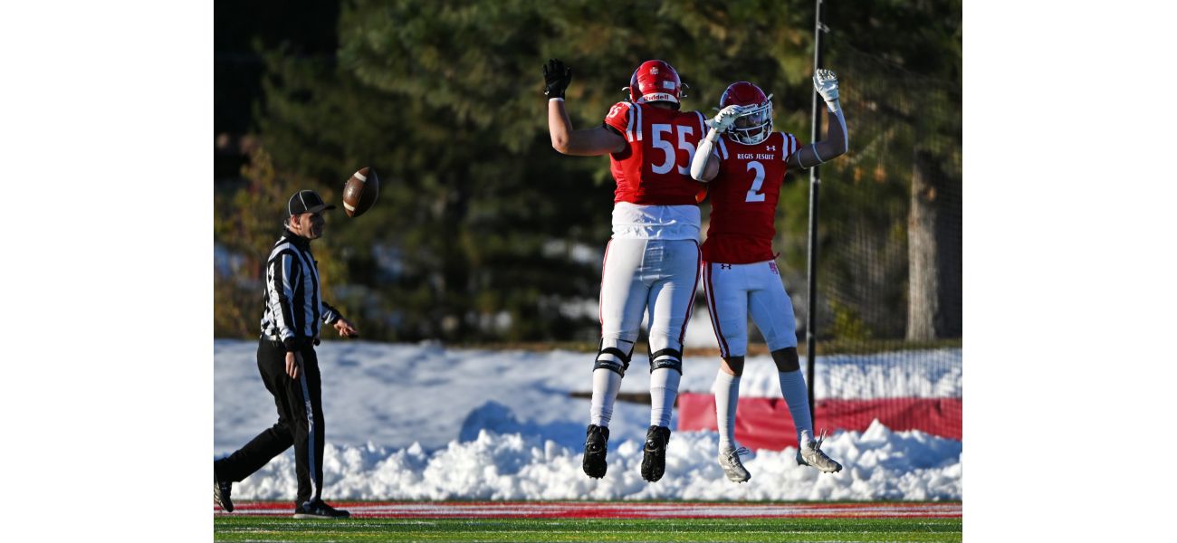 Regis Jesuit easily beats Eaglecrest, advances to face Valor Christian in 5A state playoffs.