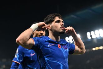 Walcott suggests Arsenal should have signed a Chelsea player during the summer transfer window.