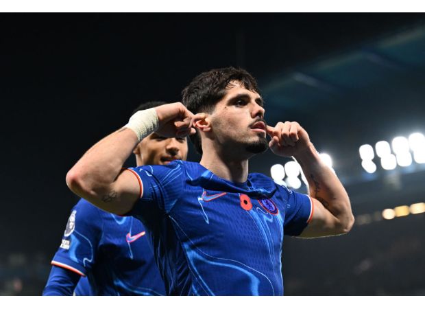 Walcott suggests Arsenal should have signed a Chelsea player during the summer transfer window.