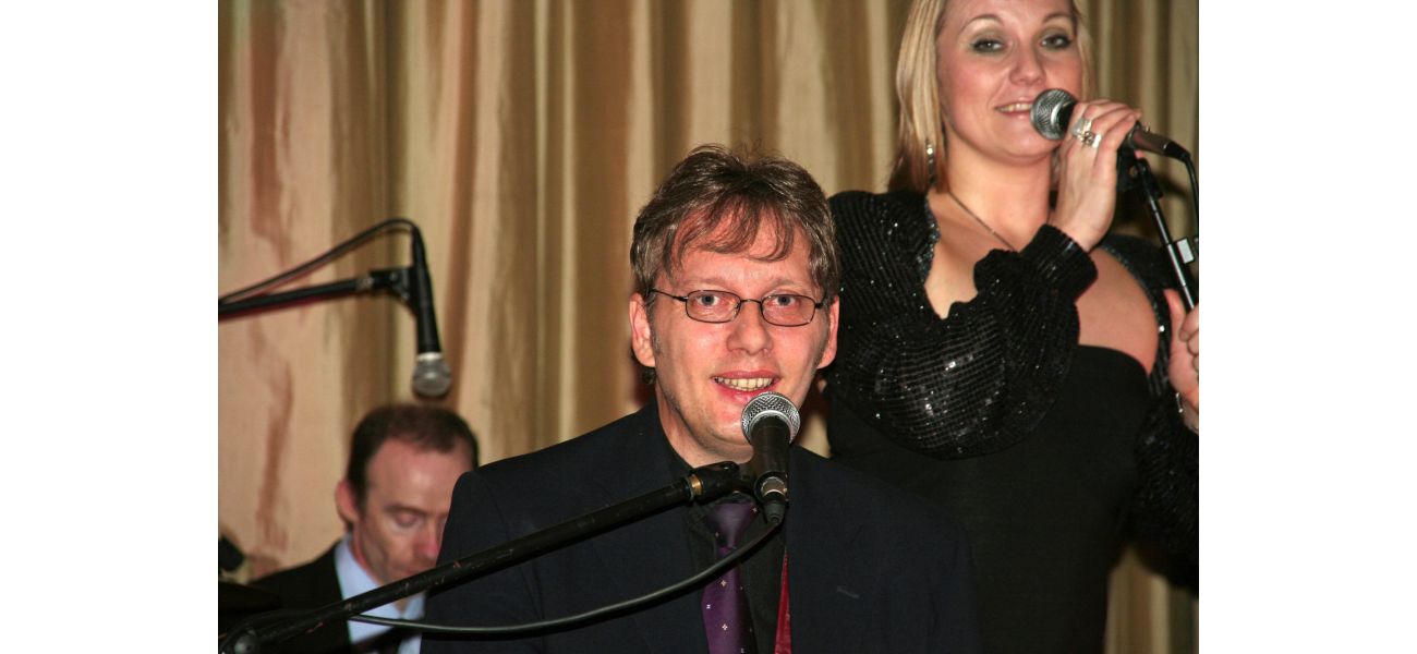 Andy Leek, a member of Dexys Midnight Runners, has passed away at the age of 66 after a battle with Parkinson's disease.