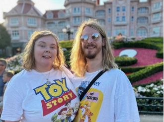 The Emmerdale cast gathers to watch a beloved star marry their long-time partner.