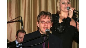 Andy Leek, a member of Dexys Midnight Runners, has passed away at the age of 66 after a battle with Parkinson's disease.