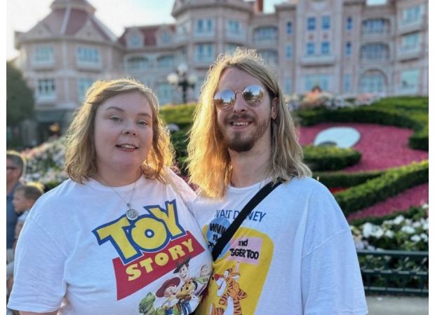 The Emmerdale cast gathers to watch a beloved star marry their long-time partner.