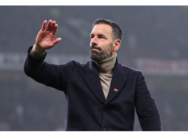 Stam advises Van Nistelrooy on his future at Man Utd.