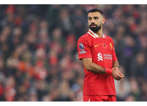 Robert Pires criticizes Ballon d'Or for not recognizing Premier League's top performer.