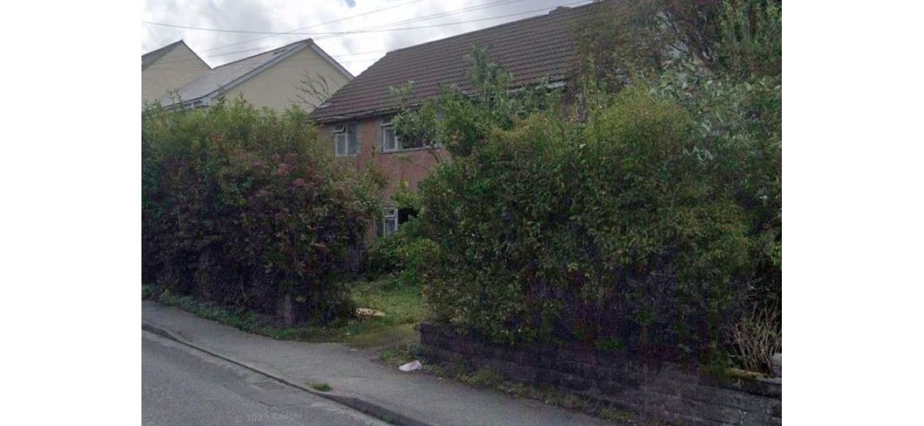The man living next door to the deceased, who had been in his apartment for several months, was unaware of his appearance.