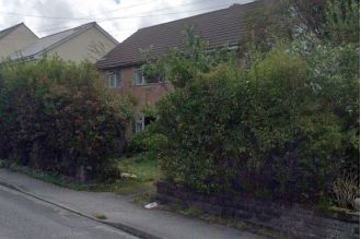 The man living next door to the deceased, who had been in his apartment for several months, was unaware of his appearance.