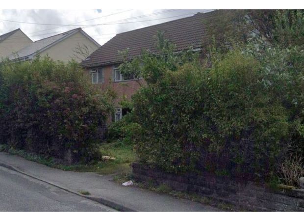 The man living next door to the deceased, who had been in his apartment for several months, was unaware of his appearance.