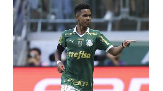 Estevao aims to surpass former Chelsea player's record upon joining team.