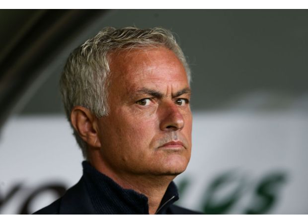 Mourinho advised to exit Turkish soccer by former Galatasaray star.