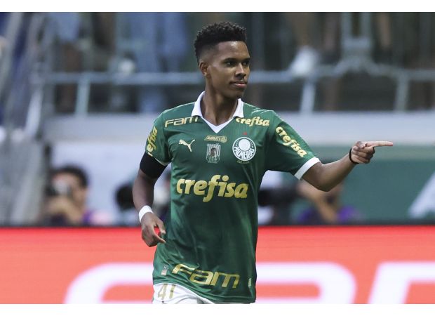 Estevao aims to surpass former Chelsea player's record upon joining team.