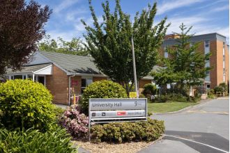 The cause of a mass food poisoning outbreak at a New Zealand university, affecting over 100 students, has been identified.
