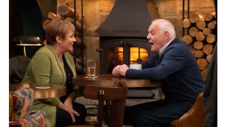 Two iconic Emmerdale stars who were married in real life will reunite for a Christmas wedding.