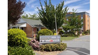 The cause of a mass food poisoning outbreak at a New Zealand university, affecting over 100 students, has been identified.